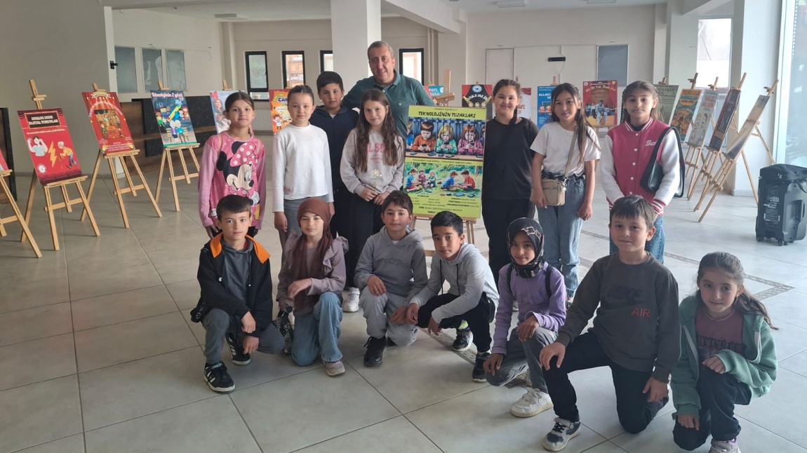 Okulumuz ilkokul öğrencileri hazırlamış oldukları tiyatro gösterilerini Simav Belediyesi, Kültür Merkezi Konferan Salonunda sundular.